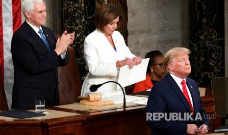 Ketua House of Representative Nancy Pelosi merobek kopi pidato Trump, Rabu (5/2). Aksi Pelosi dilakukan usai Trump seakan enggan membalas jabat tangan Pelosi di Capitol Hill, Washington.