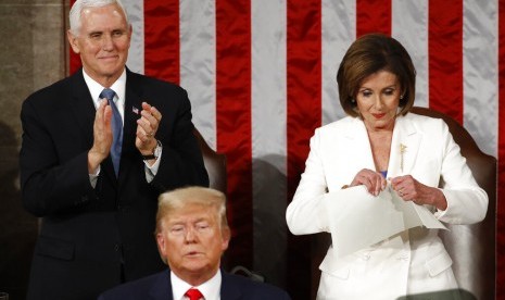 Ketua House of Representative Nancy Pelosi tampak merobek kopi pidato Trump, Rabu (5/2). Aksi Pelosi dilakukan usai Trump seakan enggan membalas jabat tangan Pelosi di Capitol Hill, Washington.