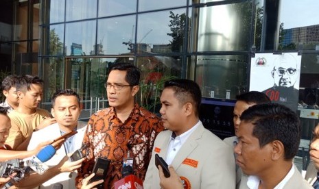 Ketua Hukum Ham PPPM Razikin (kanan), Sekjen PPPM Dzulfikar A Tawalla (kedua dari kanan), Jubir KPK Febri Diansyah, di gedung KPK, Kamis (10/1).