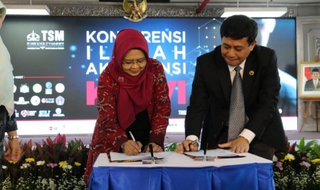 Ketua IAI-KAPd Prof. Dr. Dian Agustia, S.E., M.Si., Ak., CA., CMA sedang menandatangani Memorandum of Understanding (MoU) bersama Ketua Trisakti School of Management (TSM) Arya Pradipta, S.E., Ak., M.E., CA. MoU tersebut ditanda tangani atas dibukanya kegiatan Konferensi Ilmiah Akuntan (KIA) yang ke 6, Kamis, (14/3) di TSM, Grogol, Jakarta Barat. 