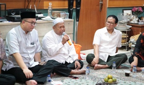 Ketua ICMI Orwil Bogor yang juga Rektor IPB, Arif Satria; penceramah, Adian Husaini; dan tuan rumah, Rokhmin Dahuri (dari kiri ke kanan).