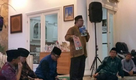 Ketua IHLC Sapta Nirwandar memaparkan INHALEC 2017 di hadapan pengurus MES dan pelaku ekonomi syariah dalam acara Buka Puasa MES di kediaman Ketua OJK DR Muliaman D Hadad yang juga ketua umum MES.