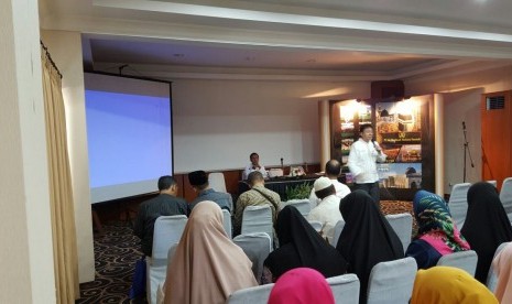 Ketua IITCF dan ATLMI Priyadi Abadi mempresentasikan wisata halal (foto atas), dan owner Al Madinah Travel Hj Nana Roesdiyana (foto bawah). 