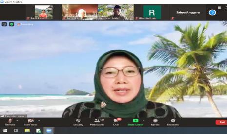 Ketua IKA UIN Sunan Gunung Djati Bandung Dr Reni Marlinawati saat membuka acara Silaturahim Webinar, Kamis (16/7). Sosok yang biasa disapa Teh Reni itu wafat di Jakarta pada Jumat (7/8).