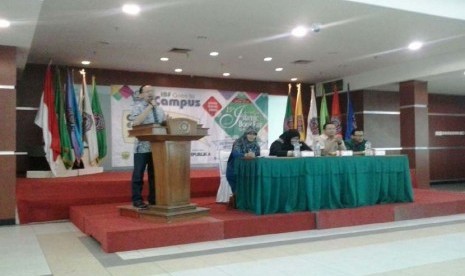 Ketua Ikapi DKI Afrizal Sinaro memberikan sambutan pada pembukaan IBF Goes to Campus di Aula  FKIP UHAMKA Jakarta, Selasa (8/12).