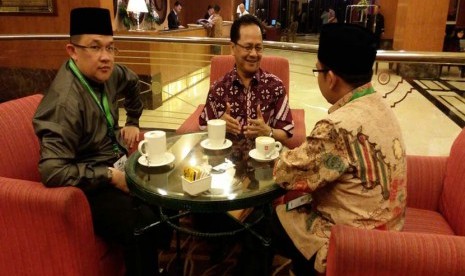 Ketua Ikapi DKI Afrizal Sinaro (tengah) berdiskusi dengan Ketua PP RMI NU KH Abdul Ghafar Rozin (kanan) dan pengurus RMI NU Ustadz Hendra Zainuddin di Jakarta, Senin (9/5).