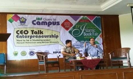 Ketua Ikapi DKI Jakarta Afrizal Sinaro (kanan) saat tampil sebagai nara sumber acara IBF Goes To Campus di Fakultas Agama Islam (FAI) Universitas Muhammadiyah Jakarta, Rabu (23/12).