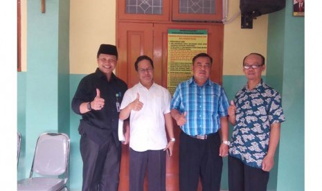 Ketua Ikapi DKI Jakarta Afrizal Sinaro (kedua dari kiri) mengunjungi MIN 4 Pondok Pinang Jakarta Selatan dalam rangka mendukung gerakan literasi yang diadakan oleh sekolah tersebut, Sabtu (23/4).