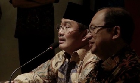 Ketua Ikatan Cendekiawan Muslim Indonesia (ICMI) Jimly Asshiddiqie (kiri)