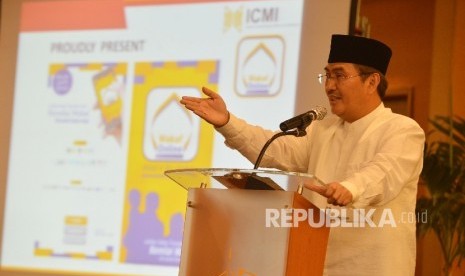 Ketua Ikatan Cendekiawan Muslim se-Indonesia (ICMI) Jimly Asshidiqie memberikan kata sambutan sekaligus melaunching aplikasi wakaf online saat acara buka bersama ICMI di Menara 165, Jakarta, Jumat (10/6).(Republika/Raisan Al Farisi)