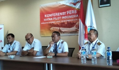 Ketua Ikatan Pilot Indonesia (IPI) Captain Rama Noya saat memberi keterangan pers di Sekretariat Ikatan Pilot Indonesia, Jakarta, Jumat (2/11). 