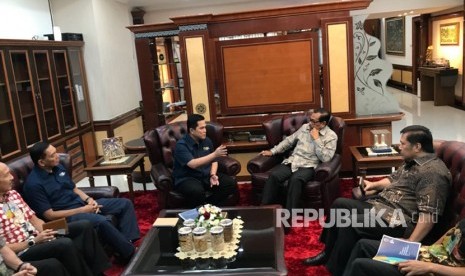 Ketua INASGOC Erick Thohir  berbincang dengan Jaksa Agung,  Muhammad Prasetyo.