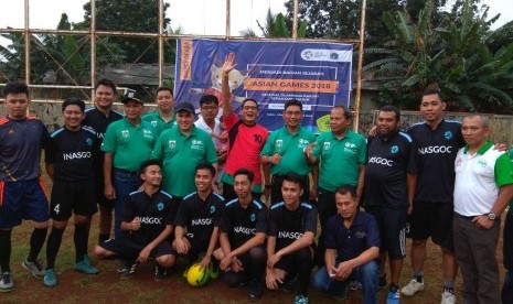 Ketua Inasgoc Erick Thohir dan Wakil gubernur DKI Jakarta Sandiaga Uno foto bersama panitia festival olahraga jagakarsa,  Sabtu (7/4)