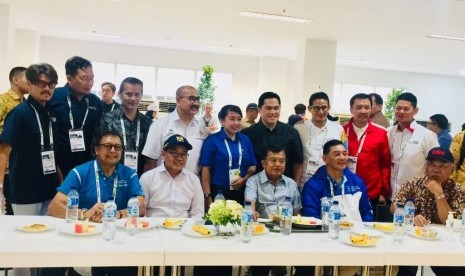 Ketua Inasgoc Erick Thohir memberikan apresiasi kepada seorang volunteer,  Dede Novianti (tengah berbaju biru) kepada Wakil Presiden Jusuf Kalla, Sabtu (10/2). 