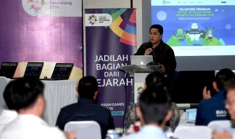 Ketua INASGOC Erick Thohir memberikan pengarahan saat meluncurkan portal pendaftaran relawan Asian Games 2018 di kantor INASGOC, Senayan, Jakarta, Senin (18/9).