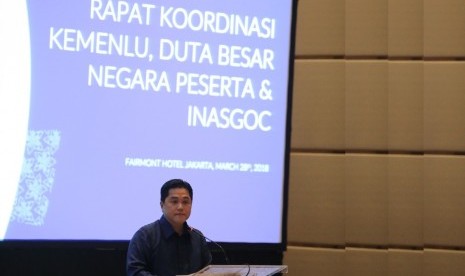 Ketua Inasgoc Erick Thohir memberikan sambutan dalam acara rapat koordinasi Inasgoc-Kementerian Luar Negeri RI yang diikuti perwakilan 45 negara peserta Asian Games 2018. Acara berlangsung di Hotel Fairmont Jakarta, Rabu (28/3).