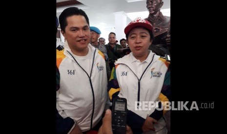 Ketua Inasgoc, Erick Thohir mendampingi Menteri Koordinator Bidang Pembangunan Manusia dan Kebudayaan (Menko PMK) Puan Maharani usai kirab obor atau torch relay Asian Games 2018 di depan kantor Wali Kota Blitar, Jawa Timur (Jatim), Jumat (20/7). 