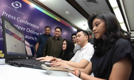 Ketua INASGOC Erick Thohir (kedua kiri) menyaksikan calon volunteer mengakses portal volunteer Asian Games 2018 dalam peluncuran yang berlangsung Senin (18/9) di Jakarta.