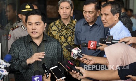 Ketua Indonesia Asian Games Organizing Committee (Inasgoc) Erick Thohir (kiri) bersama Wakil Ketua Sjafrie Sjamsoeddin (kedua kanan) dan Deputi Bidang Pencegahan KPK Pahala Nainggolan (kanan) menjawab pertanyaan wartawan seusai melakukan pertemuan di gedung KPK, Jakarta, Senin (24/7).