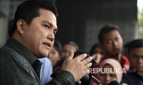 Ketua Indonesia Asian Games Organizing Committee (Inasgoc) Erick Thohir (kiri) menjawab pertanyaan wartawan seusai melakukan pertemuan di gedung KPK, Jakarta, Senin (24/7). 