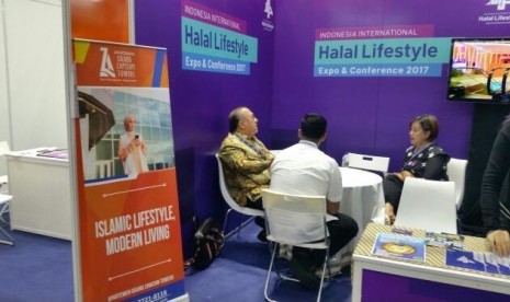 Ketua Indonesia Halal Lifestyle Center (IHLC) Dr Sapta Nirwandar mempromosikan halal lifestyle dan apartemen halal di MIHAS Malaysia.