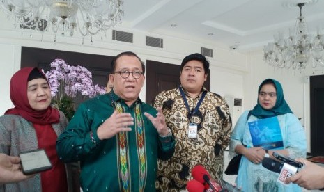 Ketua Indonesia Halal Lifestyle Center (IHLC) Sapta Nirwandar dan jajaran pengurus lainnya usai menemui Wakil Presiden KH Maruf Amin. Sapta Nirwan menyampaikan Jakarta akan segera memiliki hotel ramah Muslim bintang 7.