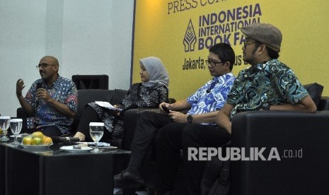 Ketua Indonesia Internasional Book Fair Husni Syawie (kiri) memberikan paparannya didampingi Ketua Umum IKAPI Rosidayati Rozalina (kedua kanan), Wakil Kepala Bekraf Ricky Joseph Pesik (kedua kanan) dan Visual Storyteller Wahyu Aditya (kanan) saat acara konferensi pers Indonesia Internasional Book Fair (IIBF) 2017 di Senayan City, Jakarta Pusat, Jumat (18/8).