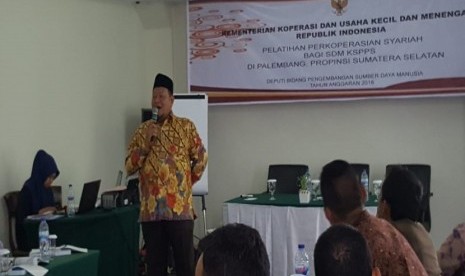 Ketua Induk Baitut Tamwil Muhammadiyah Achmad Suud dalam pelatihan dan sertifikasi bagi 30 calon Dewan Pengawas Syariah (DPS) BTM