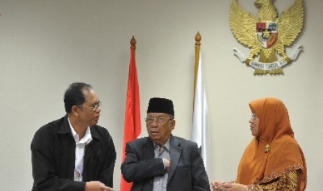 Ketua IPHI Parni Hadi (kiri).