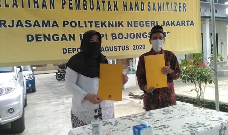 Ketua IWAPI Bojongsari, Eis Rahmawati dan Perwakilan dari Politeknik Negeri Jakarta, Sutanto melaksanakan penandatangan kerja sama untuk Pelatihan Pembuatan Hand Sanitizer pada warga perumah Bukit Sawangan Indah, Depok, Ahad (16/8)