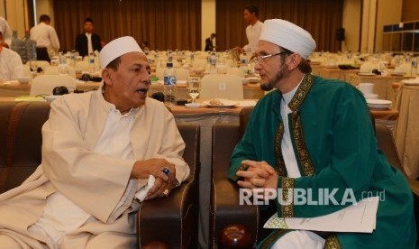 Ketua Jammiyah Ahlith Thariqah Al-Mutabaroh An-Nahdliyah (JATMAN) al-Habib Muhammad Luthfi (kiri) berbincang bersama Ulama Thariqah dari Amerika Syaikh Aziz Abidin saat Konferensi Internasional Ulama Thariqah di Pekalongan, Jawa Tengah, Jumat (15/1). 