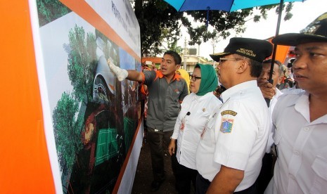 Ketua Japfa Foundation Andi Prasetyo memberi penjelasan kepada Wali Kota Jakarta Selatan Tri Kurniadi (topi hitam) dan Kepala Badan Pemberdayaan Masyarakat dan Perempuan dan Keluarga Berencana Provinsi DKI Jakarta Dien Emawati (jilbab hijau) terkait RPTRA 