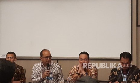 Ketua Kadin Indonesia (kedua dari kiri) Rosan P Roeslani memberikan penjelasan kepada wartawan mengenai kegiatan Rapat Pimpinan Nasional (Rapimnas) Kadin Indonesia 2018 yang diselenggarakan di Solo pada Senin-Rabu (26-28/11), di acara konferensi pers di Hotel Alila Solo, Senin (26/11). 