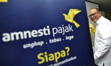 Ketua Kadin Indonesia Rosan P. Roeslani berjalan usai memberi keterangan pers tentang penyampaian Surat Pernyataan Harta (SPH) dari Kadin dan anggota-anggotanya dalam rangka mengikuti program pengampunan pajak di Direktorat Jenderal Pajak 