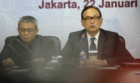 Ketua Kadin Indonesia Suryo Bambang Sulisto (kanan) bersama Ketua LP3E Kadin Indonesia Didik J Rachbini memberikan keterangan tentang catatan awal tahun dan perkiraan ekonomi 2015 di Menara Kadin Jakarta, Kamis (22/1). (Antara/Wahyu Putro A)