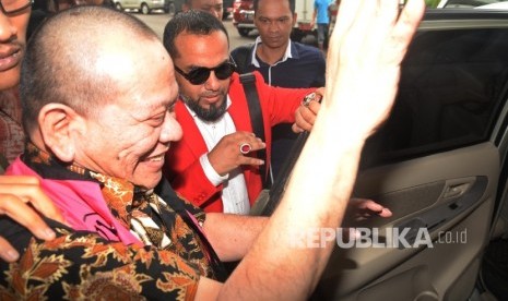   Ketua Kadin Jawa Timur dan Ketum PSSI Non-Aktif La Nyalla Mattalitti usai menjalani pemeriksaan lanjutan di Kejaksaan Agung, Jakarta, Rabu (1/6).  (Republika/Yasin Habibi) 