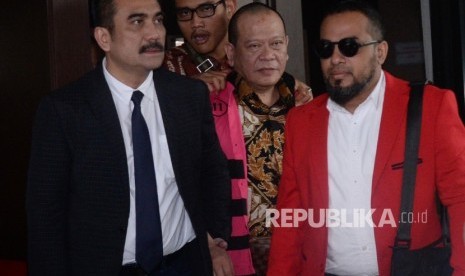  Ketua Kadin Jawa Timur dan Ketum PSSI Non-Aktif La Nyalla Mattalitti usai menjalani pemeriksaan lanjutan di Kejaksaan Agung, Jakarta, Rabu (1/6).  (Republika/Yasin Habibi) 