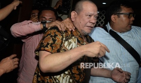  Ketua Kadin Jawa Timur dan sekaligus Ketua Umum PSSI La Nyalla Mattalitti dikawal petugas saat tiba di Kejagung, Jakarta, Selasa (31/5). (Republika/Yasin Habibi)