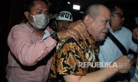 Ketua Kadin Jawa Timur dan sekaligus Ketua Umum PSSI La Nyalla Mattalitti dikawal petugas saat tiba di Kejagung, Jakarta, Selasa (31/5)