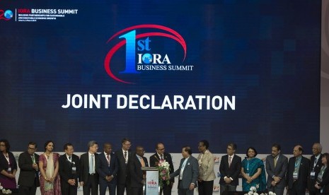 Ketua Kadin Rosan Perkasa Roeslani (tengah) bersama para perwakilan kamar dagang negara anggota IORA melakukan Joint Declaration dalam IORA Business Summit dalam rangkaian KTT IORA ke-20 tahun 2017 di Jakarta Convention Center, Jakarta, Senin (6/3). 