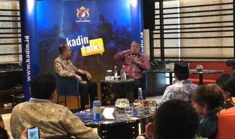 Ketua Kadin Rosan Roeslani bersama Gubernur Bank Indonesia Perry Warjiyo menghadiri acara Kadin Talks di Menara Kadin, Jakarta, Senin (26/8). 