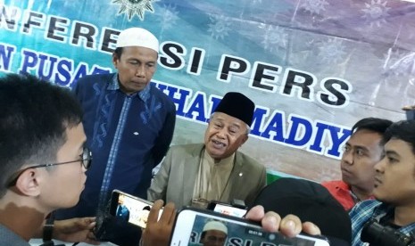 Ketua Kantor Kerjasama Internasional dan Hubungan Luar Negeri PP Muhammadiyah, KH Muhyiddin Junaidi saat menyampaikan pernyataan sikap Muhammadiyah terhadap pelanggaran HAM di Xinjiang, Cina di Gedung Dakwah Muhammadiyah, Senin (16/12).