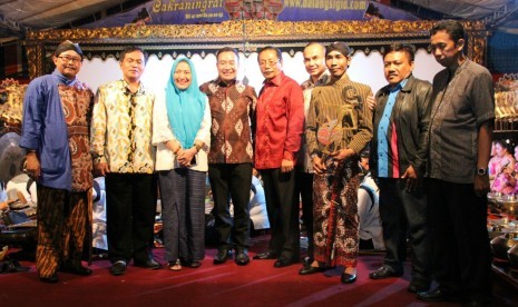 Ketua kelompok DPD di MPR RI, John Pieris (tengah), berfoto bersama sebelum menyaksikan pagelaran wayang kulit dalam rangka Sosialisasi 4 Pilar MPR RI di Kabupaten Bojonegoro, Jawa Timur, Sabtu (9/4).