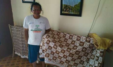 Ketua Kelompok Jaka Kencana Desa Karangsong, Kecamatan Indramayu, Kabupaten Indramayu Abdulatif (47 tahun) dan produk batik motif mangrove hasil ciptaannya.