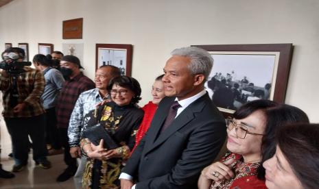 Ketua Keluarga Alumni Gadjah Mada (Kagama) Ganjar Pranowo menghadiri pengukuhan Paripurna P Sugarda sebagai Guru Besar Fakultas Hukum Universitas Gadjah Mada (FH UGM) di Gedung Pusat UGM, Kamis (16/11/2023). 