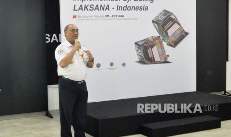 Ketua KNKT, Soerjanto Tjhajono saat menghadiri Uji Guling Standar Internasional UN ECE- R66 di industri Karoseri Laksana, Ungaran, Ka upaten Semarang, Jumat (4/5).