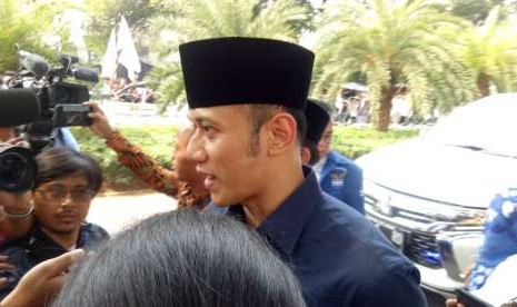 Ketua Kogasma Demokrat  Agus Harimurti Yudhoyono (AHY) turut hadir ke Komisi Pemilihan Umum (KPU) untuk mendampingi pasangan Prabowo-Sandiaga pada pemilihan presiden atau Pilpres 2019, di Jalan Imam Bonjol, Jakarta Pusat, Jumat (10/8).