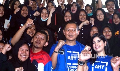 Ketua Kogasma Partai Demokrat Agus Harimurti Yudhoyono (kedua kanan) didampingi Istri Annisa Pohan (kanan)