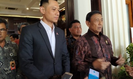 Ketua Kogasma Partai Demokrat, Agus Harimurti Yudhoyono (AHY), menemui Menteri Koordinator Bidang Politik, Hukum, dan Keamanan, Wiranto, di Kantor Kemenko Polhukam, Gambir, Jakarta Pusat, Jumat (22/3). 