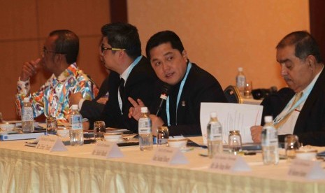 Ketua KOI dan INASGOC Erick Thohir (kedua kanan) dalam pertemuan Dewan Eksekutif OCA di Hotel Grand Sapporo, Jepang, Ahad (19/2).